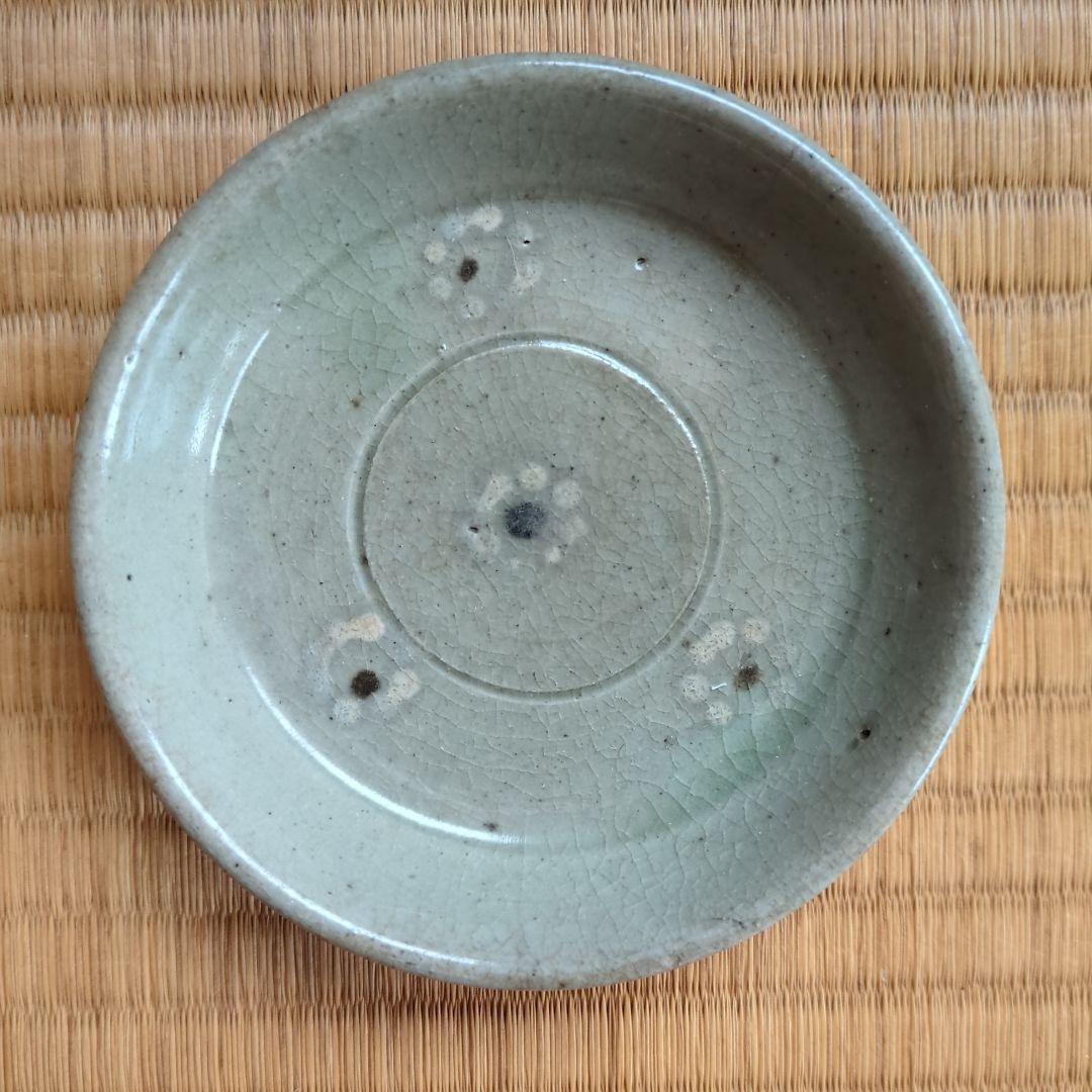 グレーの円形陶器皿　高麗青磁　骨董品　酒盃　小皿
