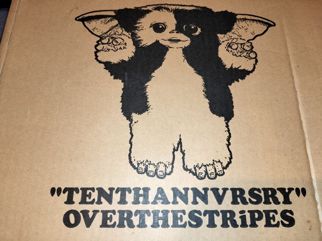 オーバーザストライプスの限定『グレムリン』ギズモフィギュアぬいぐるみ