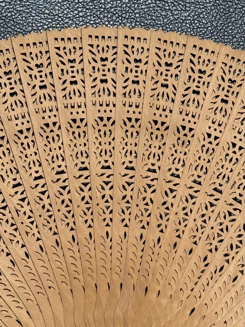 扇子　20.6cm 白檀　透かし彫り　繊細　細工　工芸　着物　和装
