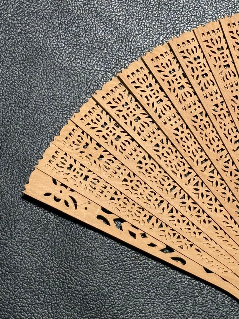 扇子　20.6cm 白檀　透かし彫り　繊細　細工　工芸　着物　和装