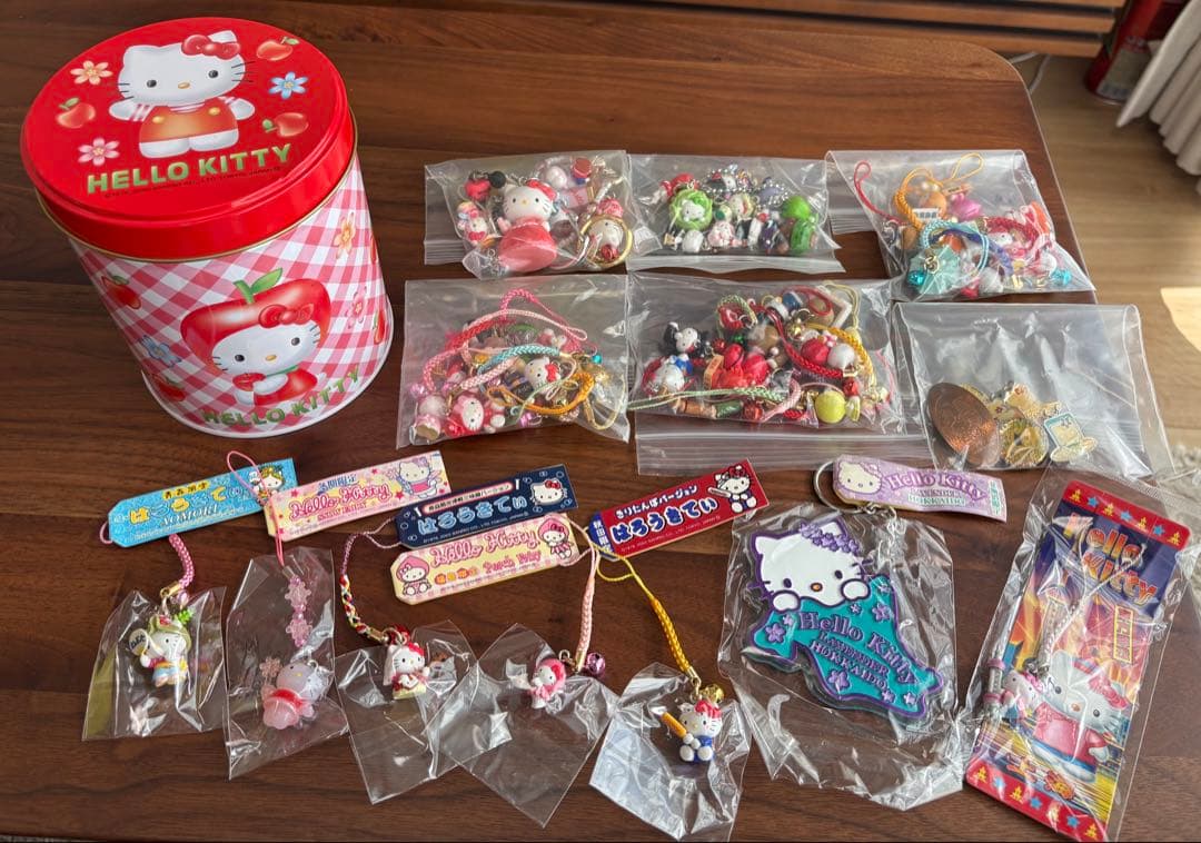 美品♡ご当地キティ根付け、キーホルダー、ピンズ　60個まとめ売り＋りんごキティ缶