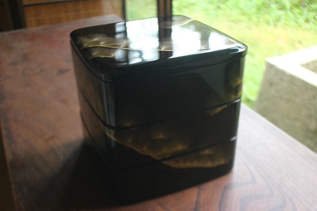 デッドストック！端正な内朱黒漆に極上松沈金の映える三段重（（検重箱お重