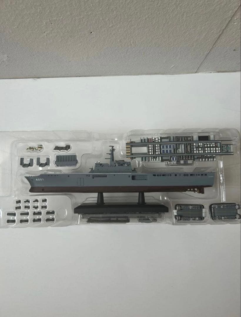 海上自衛隊輸送艦　LST-4001 おおすみ JMSDF タンク揚陸艦