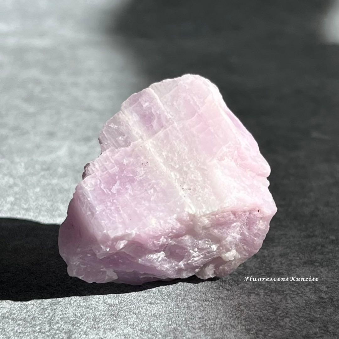 クンツァイト ᜵ リチア輝石 蛍光 ライラックピンク 原石 ラフストーン