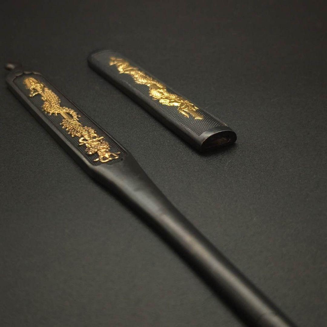 年末セール　小柄　笄　倶利伽羅剣の図　　職人作　現代金工　金工品　銅製　金メッき