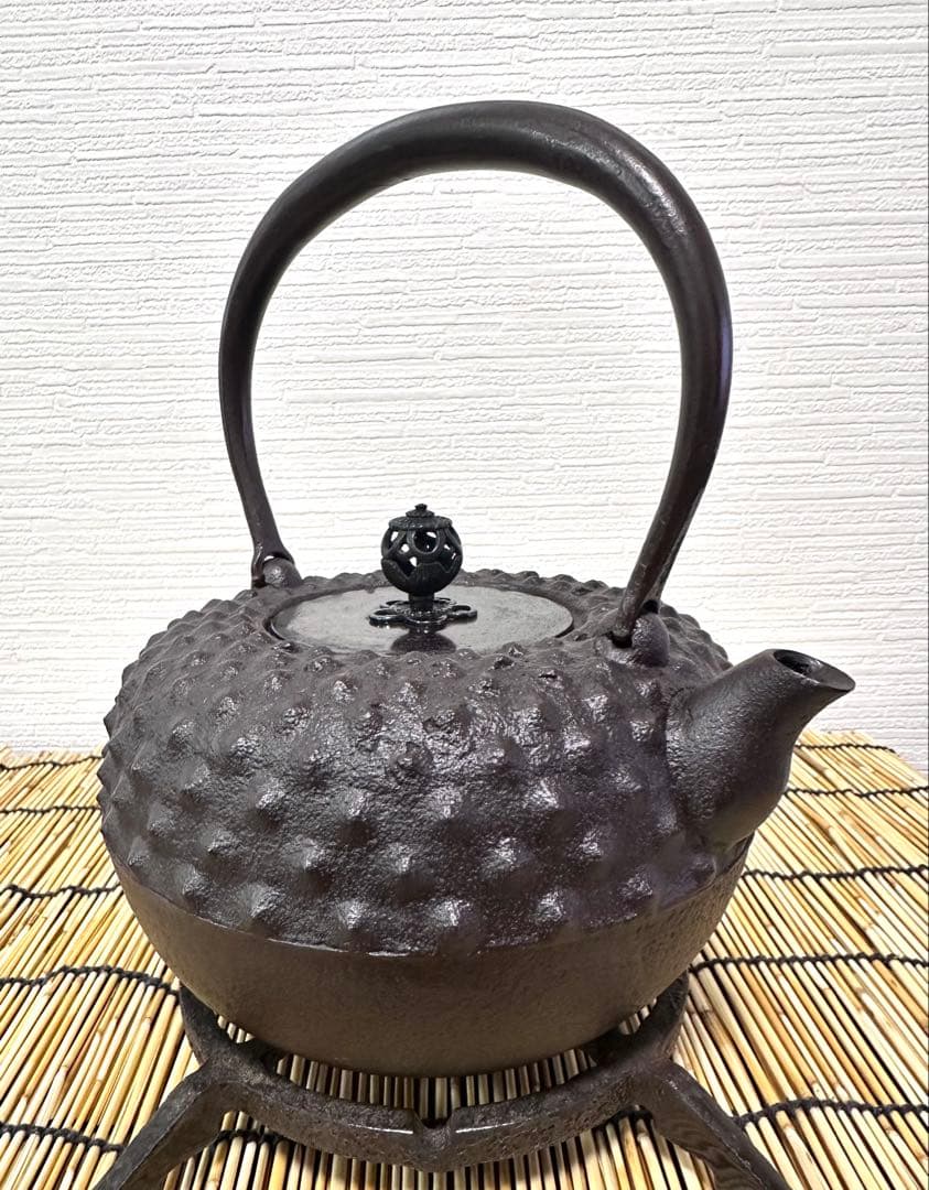 未使用、山形水沢 伝統工芸士 菊池 政光作 大アラレ 飾銅蓋 南部鉄瓶　南部鉄器