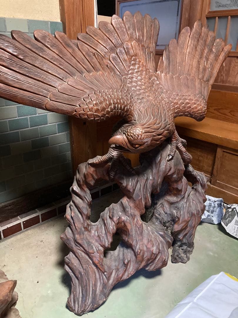 鷹の彫刻