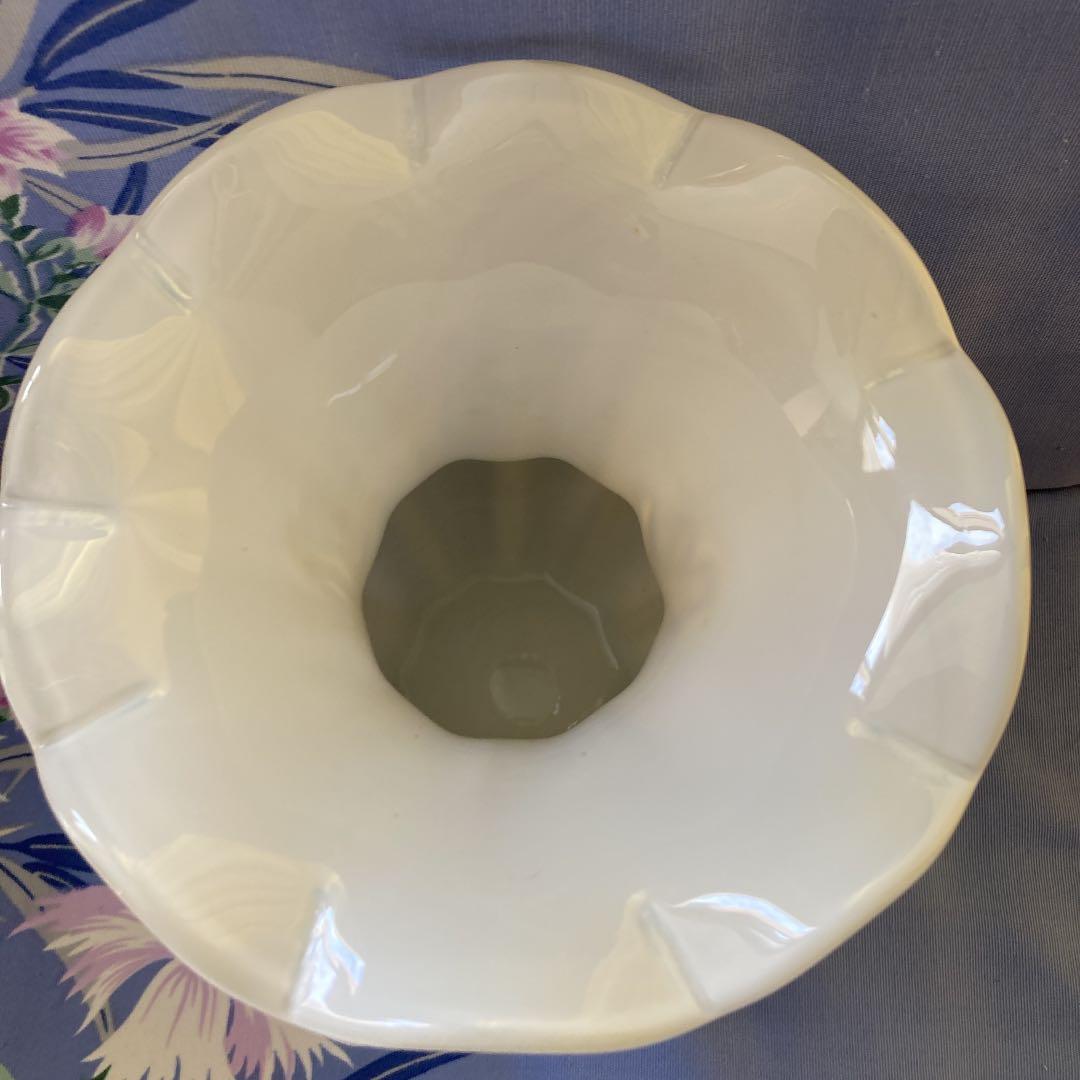 IWATA GLASS の花瓶白 金彩耳付き