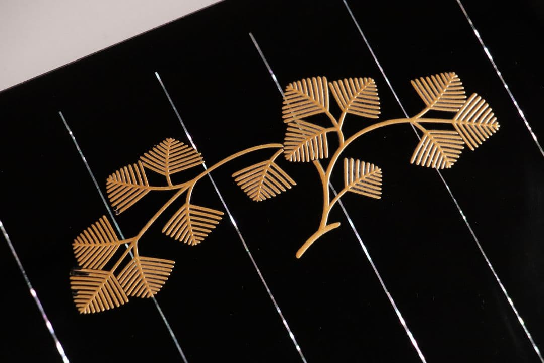 加賀蒔絵師 小松芳光作 松紋様 金蒔絵 螺鈿 黒塗卓 共箱