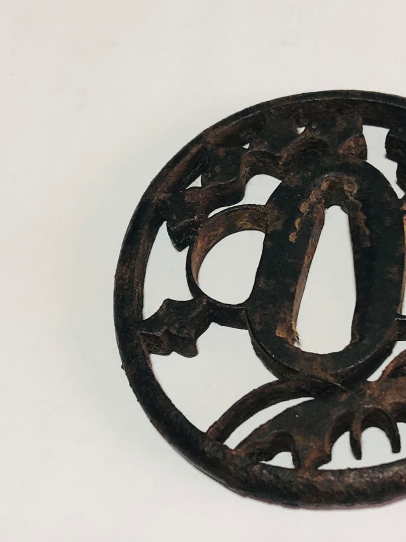 旧家蔵出し品　赤坂鍔　千鳥に蝶の図　鉄製　時代物　箱無し　刀装具　武具　透かし鍔