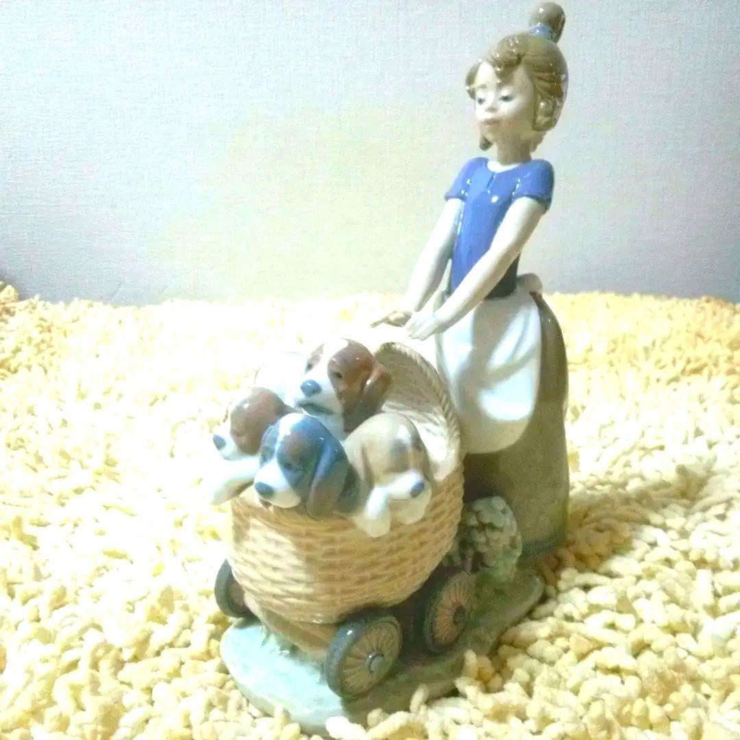 リヤドロ 5595 こっそりお外へ 仔犬 スペイン 少女 フィギュリン 【絶版】