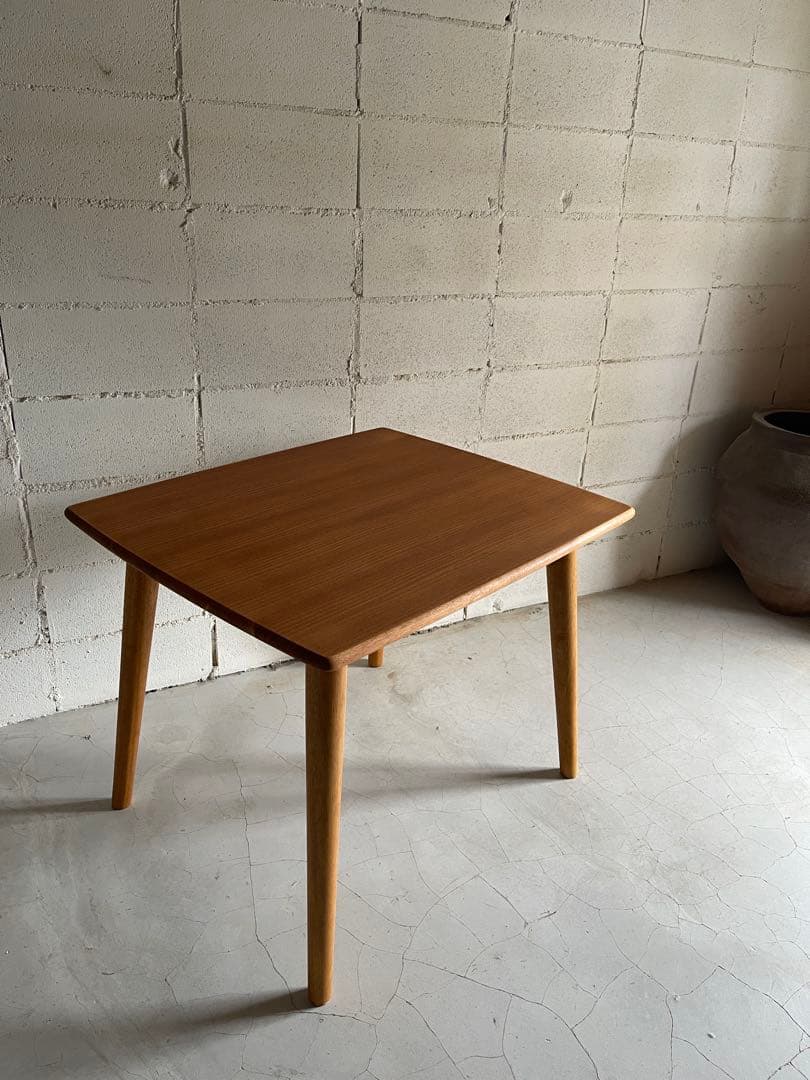 大塚家具　ダイニングテーブル　コンパクトサイズ　北欧風　丸斜め脚　スッキリ幕板無