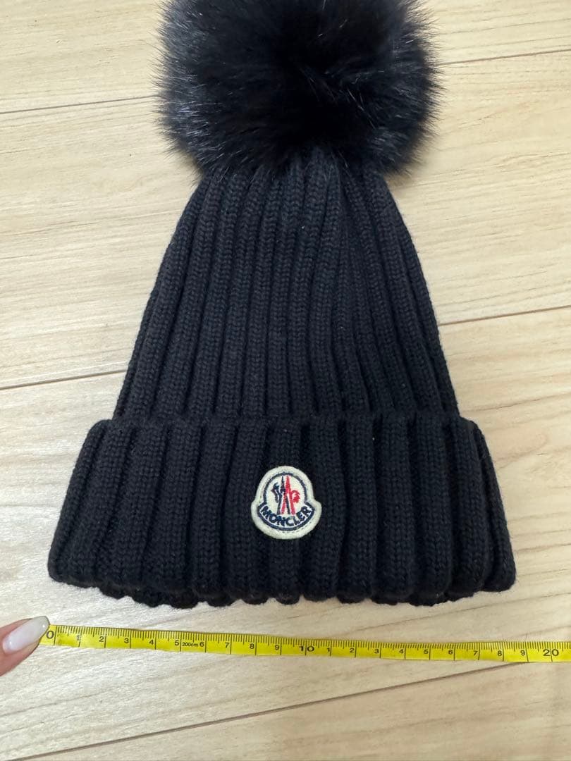 Moncler 黒ニット帽 ファー付きポンポン - メルカリ