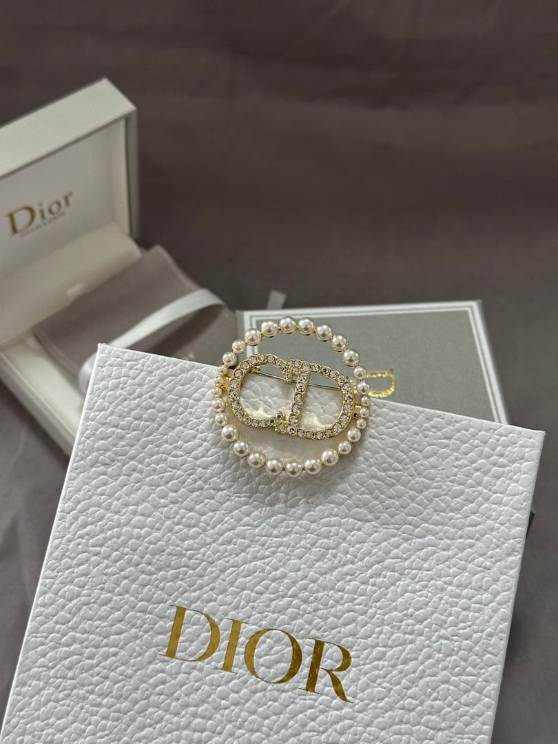 パールとクリスタルを使用したDiorのエレガントなブローチ。
