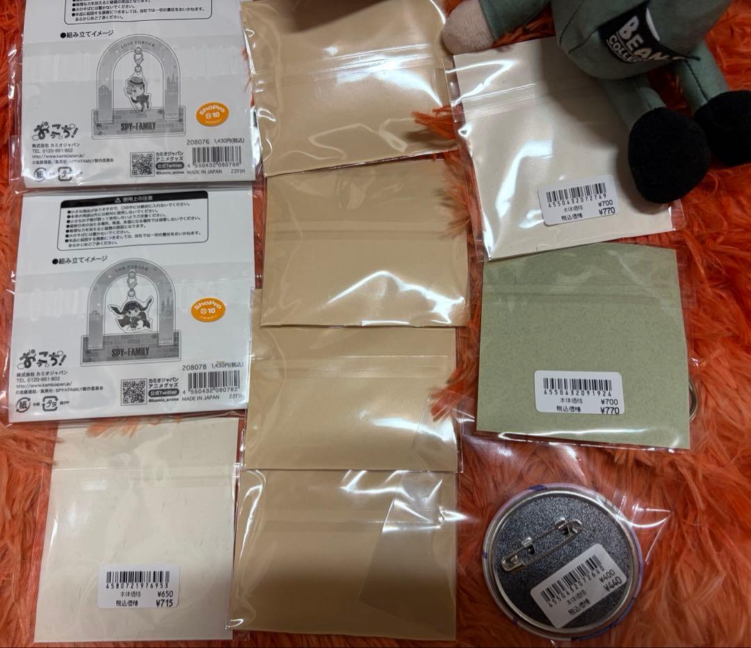 スパイファミリーグッズセット　缶バッジキーホルダー等