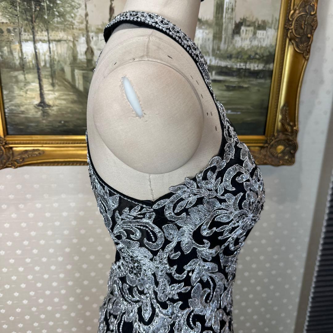 ブラックハイネック刺繍ドレス