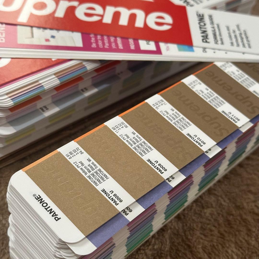 Supreme®/Pantone® Formula Guide - メルカリ