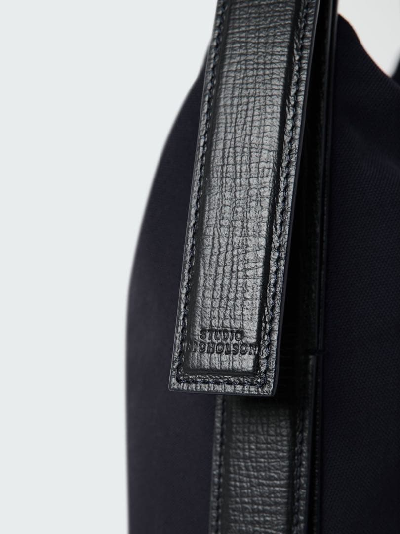 スタジオニコルソン TRANSIT BAG IN DARKEST NAVY