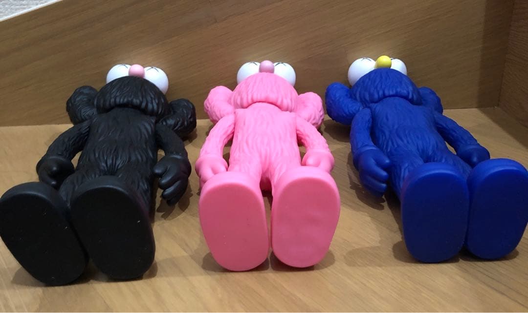 KAWS カウズ モチーフフィギュア ブラック ピンク ブルー フィギュア 3