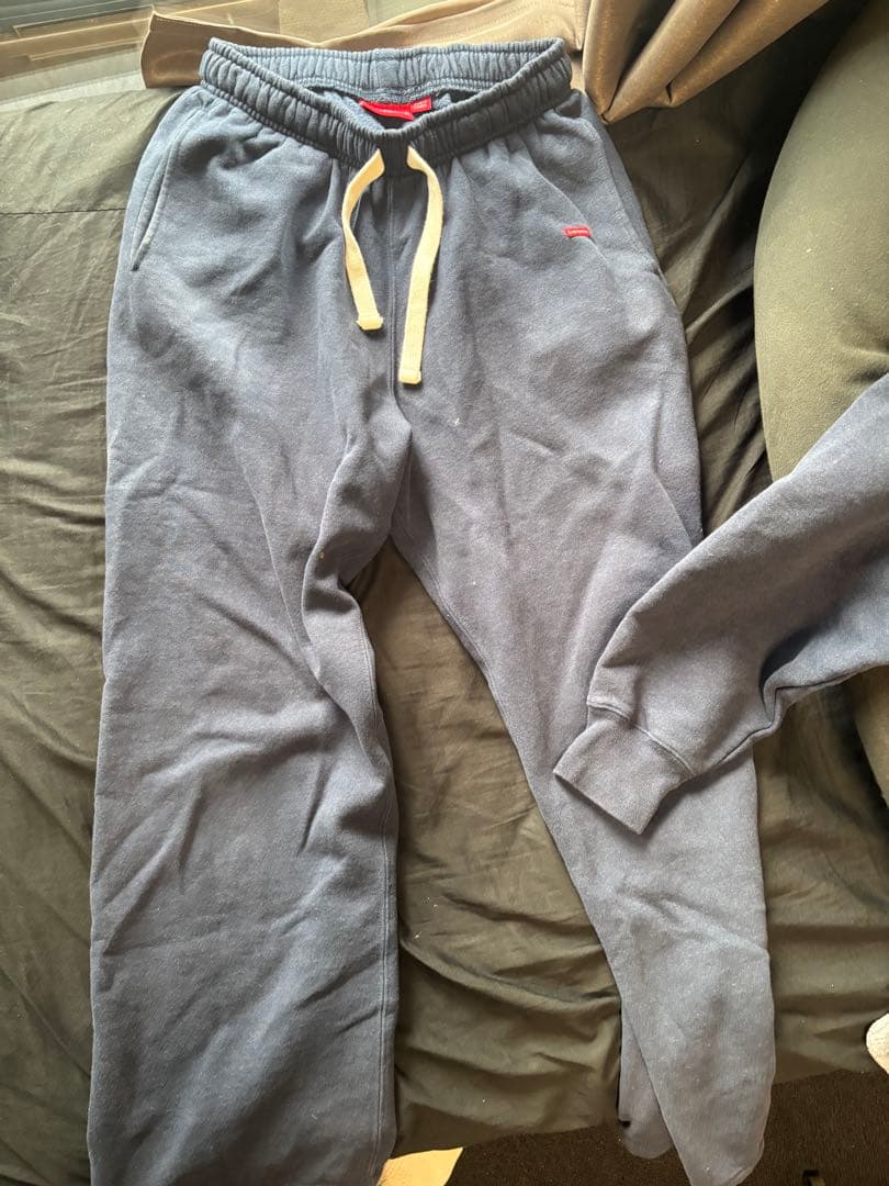 Supreme ネイビー パーカー、ネイビースウェットパンツ