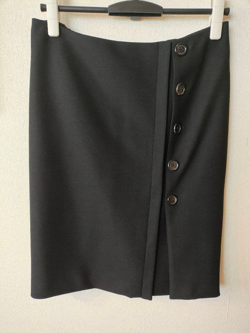 プラダ　PRADA 黒 ボタン付き タイトスカート ひざ丈