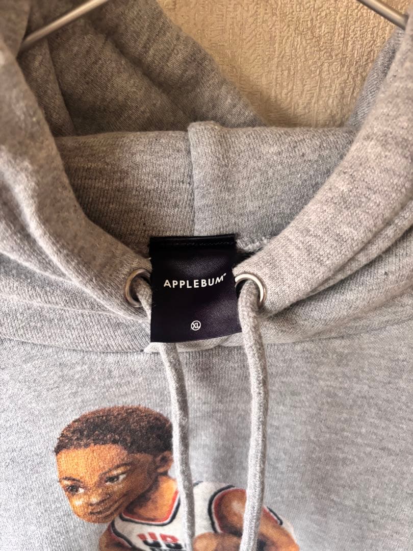 #APPLEBUM バスケットボール選手イラスト パーカー グレー