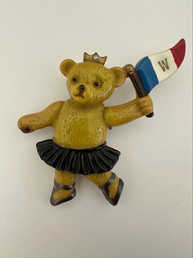 weekendsウィークエンズ 旗を持つクマブローチ weekendsウィークエンズ 旗を持つクマブローチ weekendsウィークエンズ