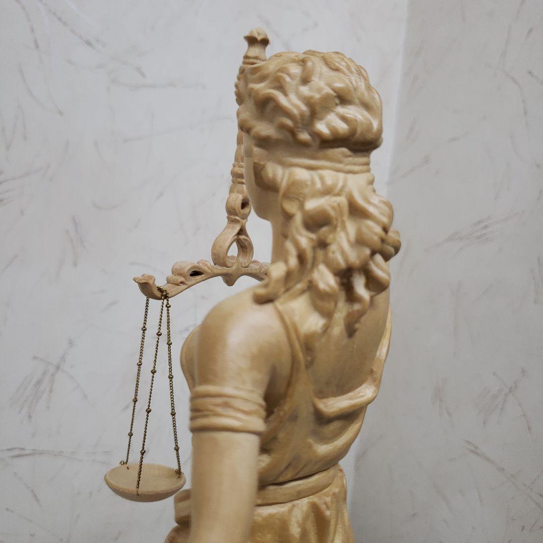 Bフライデー蔵出特価希少彫り裁判所のシンボルヒバ材 正義の女神像ユース