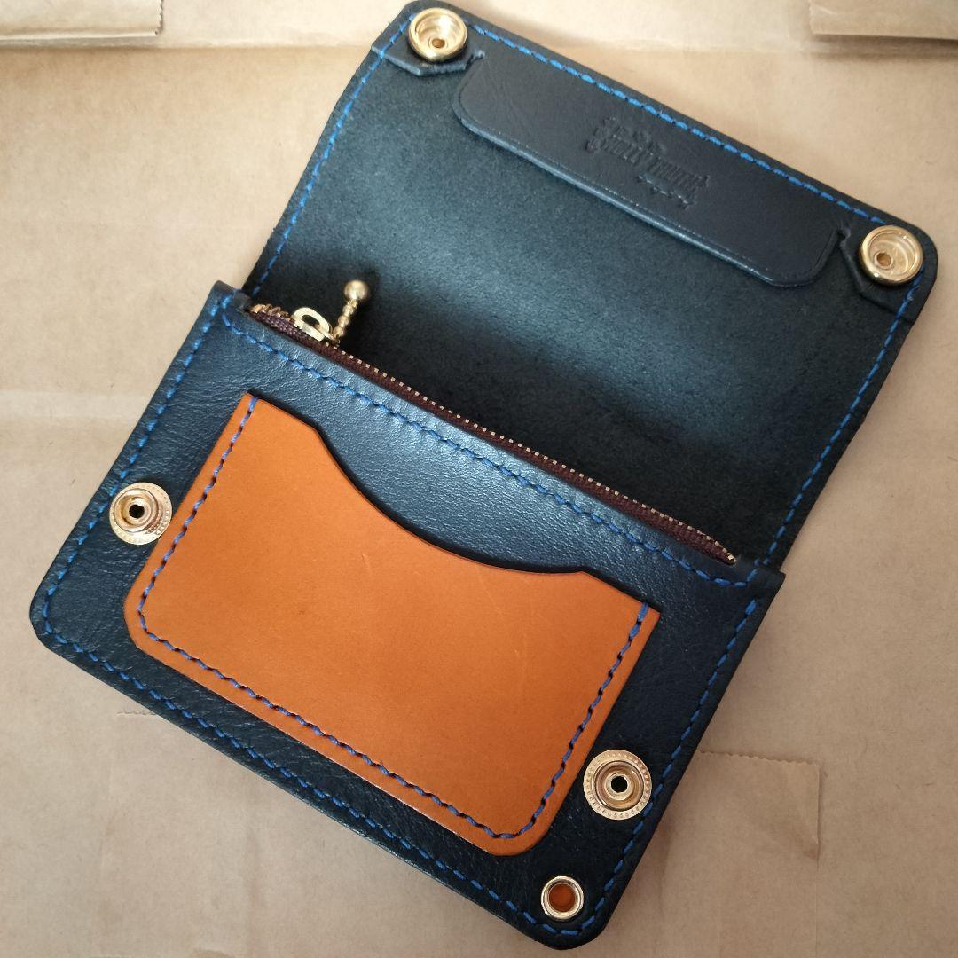ネイビー×キャメルが映えるハンドメイドレザー トラッカーウォレット 二つ折り財布