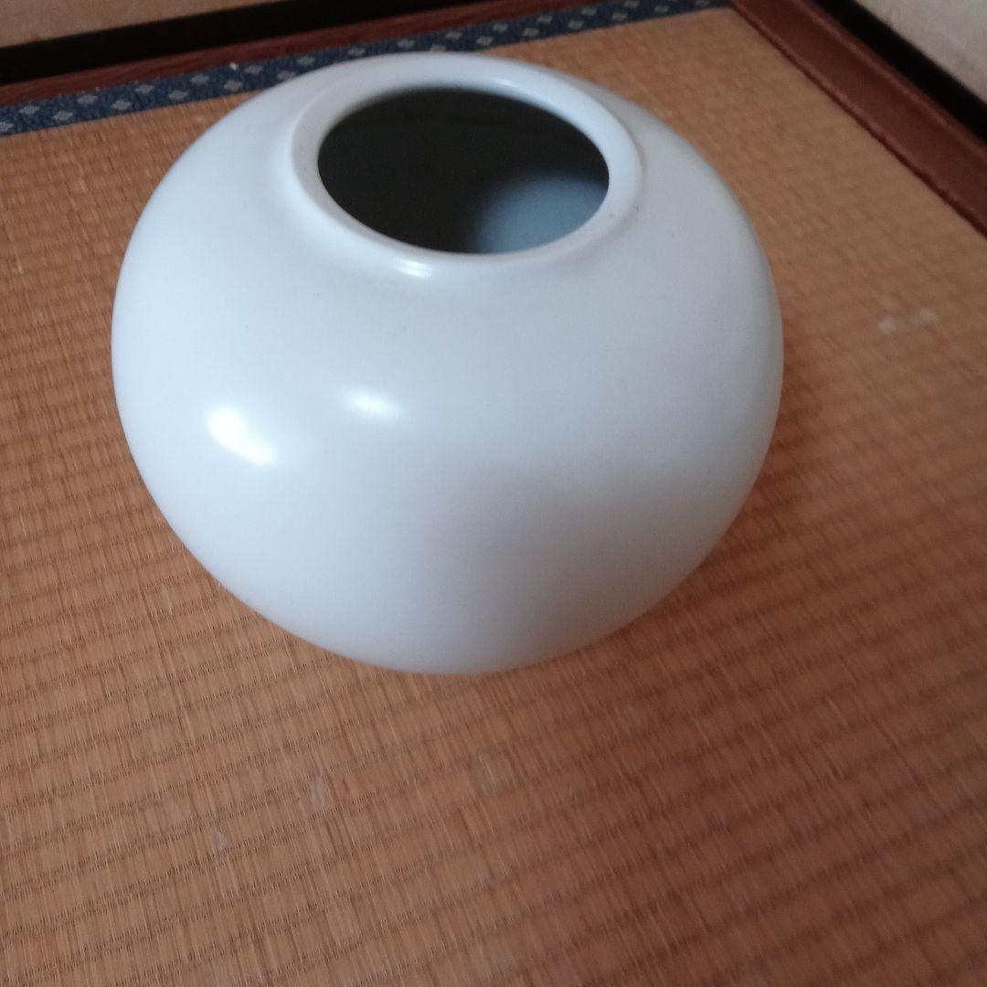 白磁　壺　高さ約20cm直径約20cm