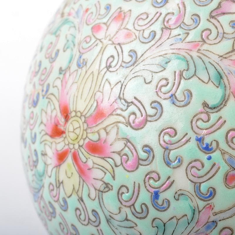 中国 大清康煕年製 粉彩纏枝花卉文 蒜口瓶 V