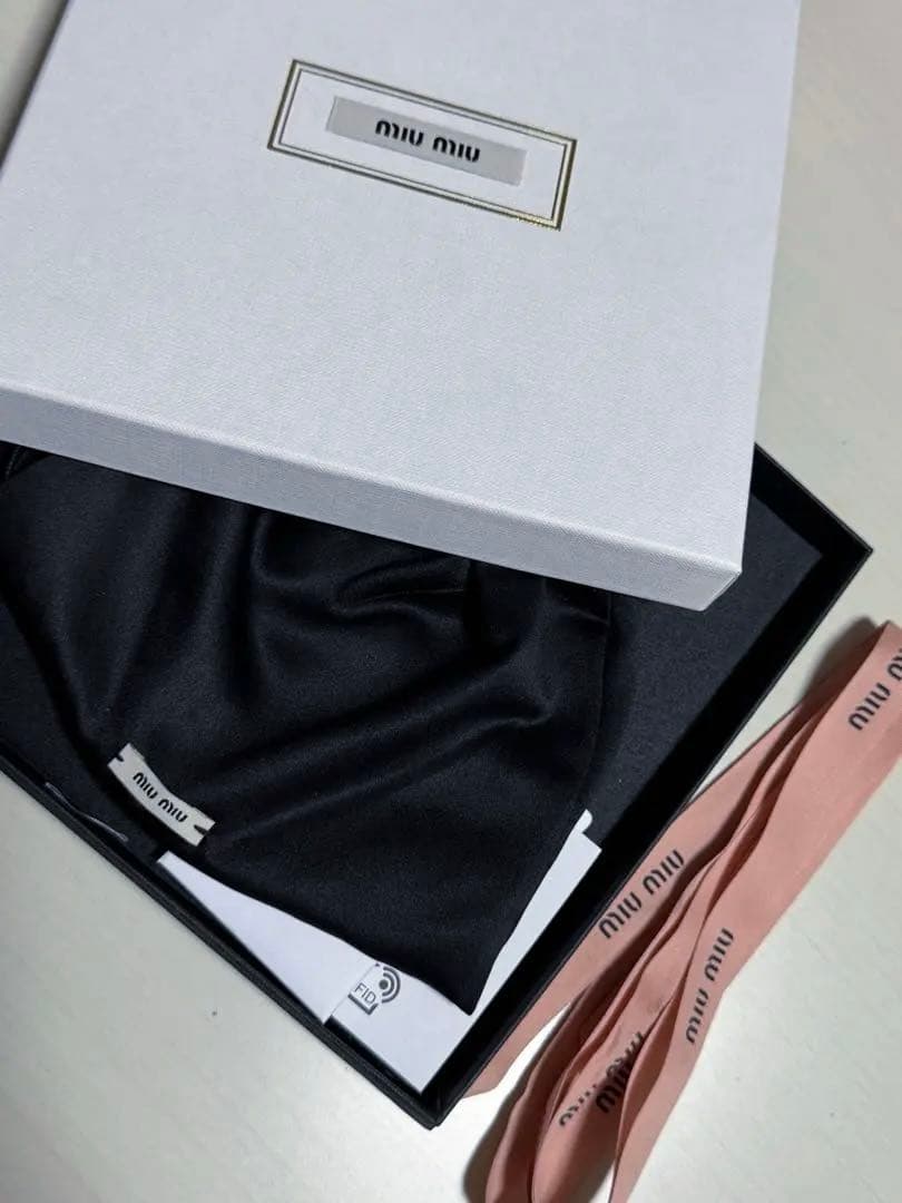 MIUMIU クリスタルカチューシャ ロゴ ビジュー ヘアアクセサリー