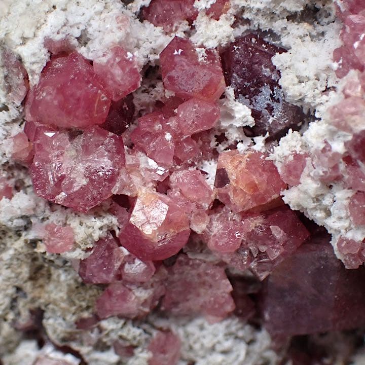 メキシコ/シエラ・デ・クルセス鉱山産】ピンクグロッシュラーガーネット
