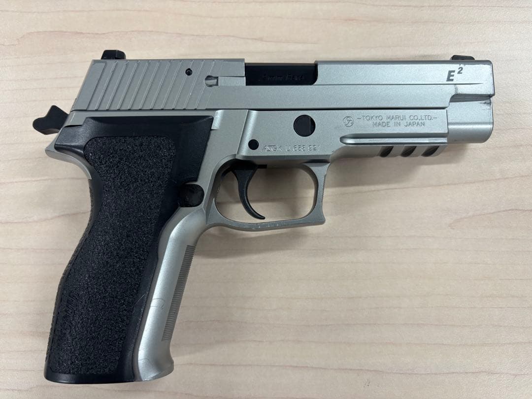 東京マルイSIG SAUER P226 E2 ステンレスモデル　予備マガジン付き