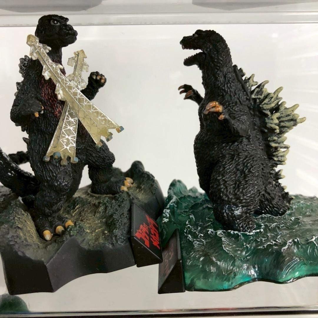 コレクションケース付き ゴジラ＆ガンダム系 フィギュアまとめ売り ジオラマ風