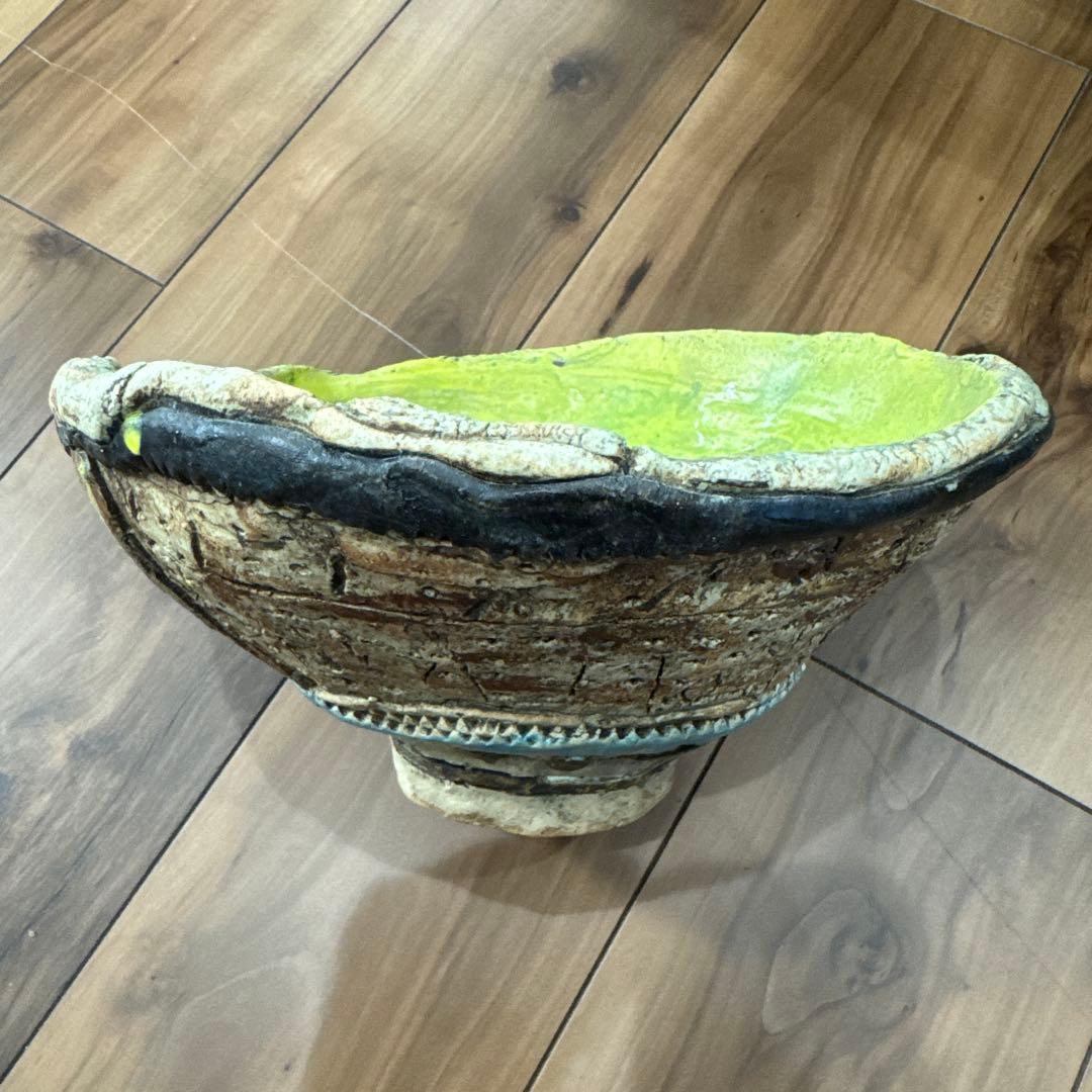 彫刻模様の陶器　ボウル