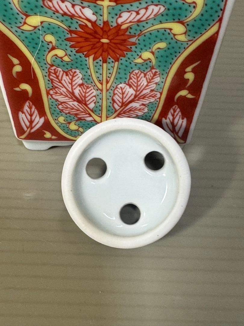 2277 伊万里徳右衛門 錦菊花文角香炉 400,001~ | 柿右衛門