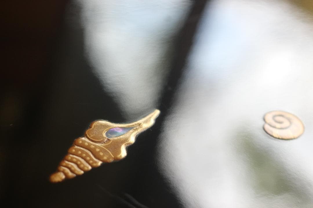 上質黒漆に優美な波貝殻螺鈿巻の映える長方膳（検