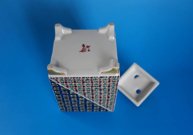 九谷焼　色絵 更紗小紋 角香炉 金襴手　　武腰敏昭 　日本芸術院賞受賞 2412