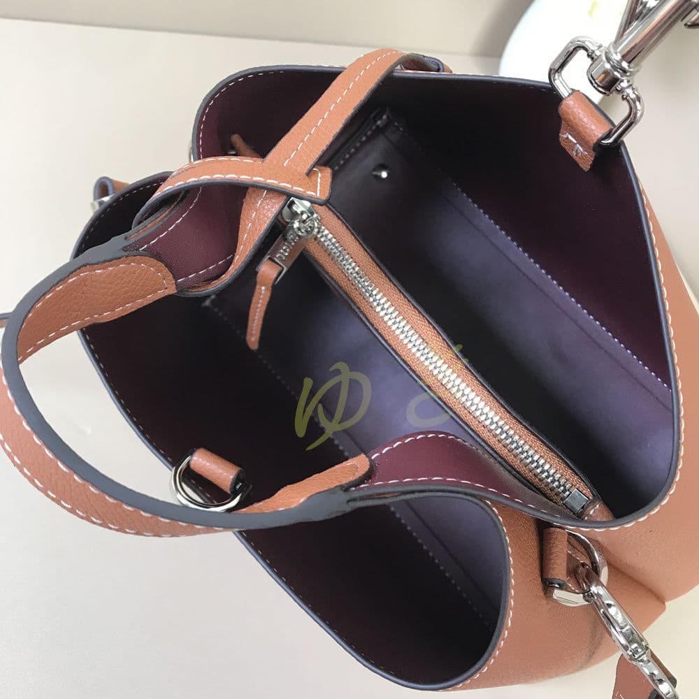 Tタイムレス ショルダーバッグ キャラメル色