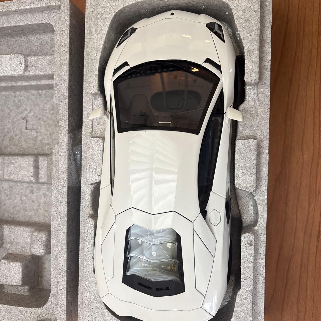 オートアート　ランボルギーニ アヴェンタドール Lホワイト 1/18