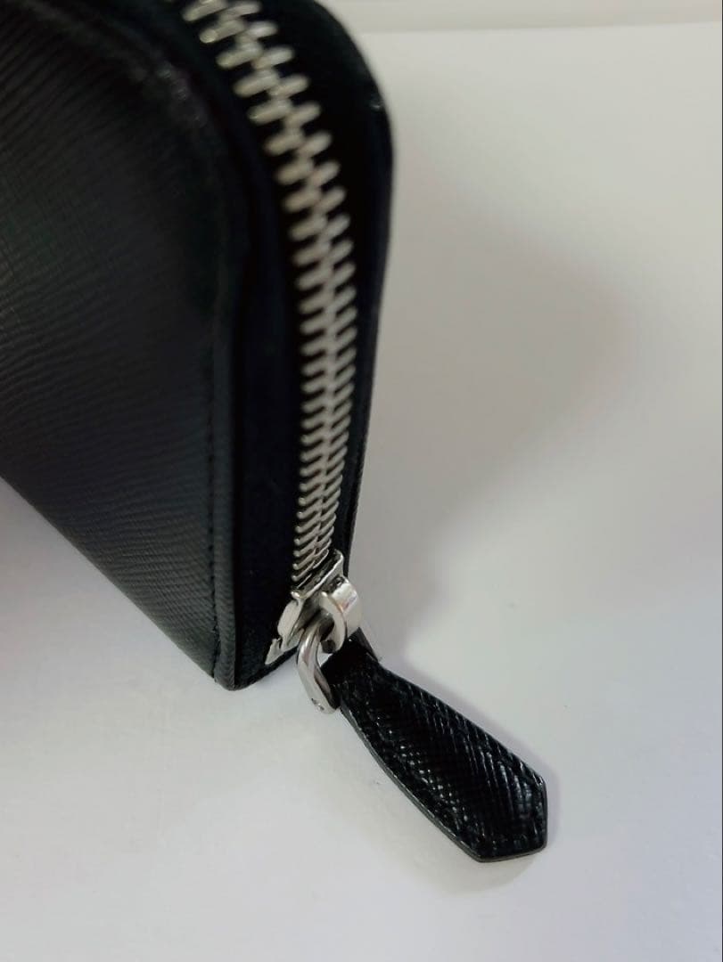 プラダ　PRADA ケース　黒　ラウンドファスナー　三角ロゴ