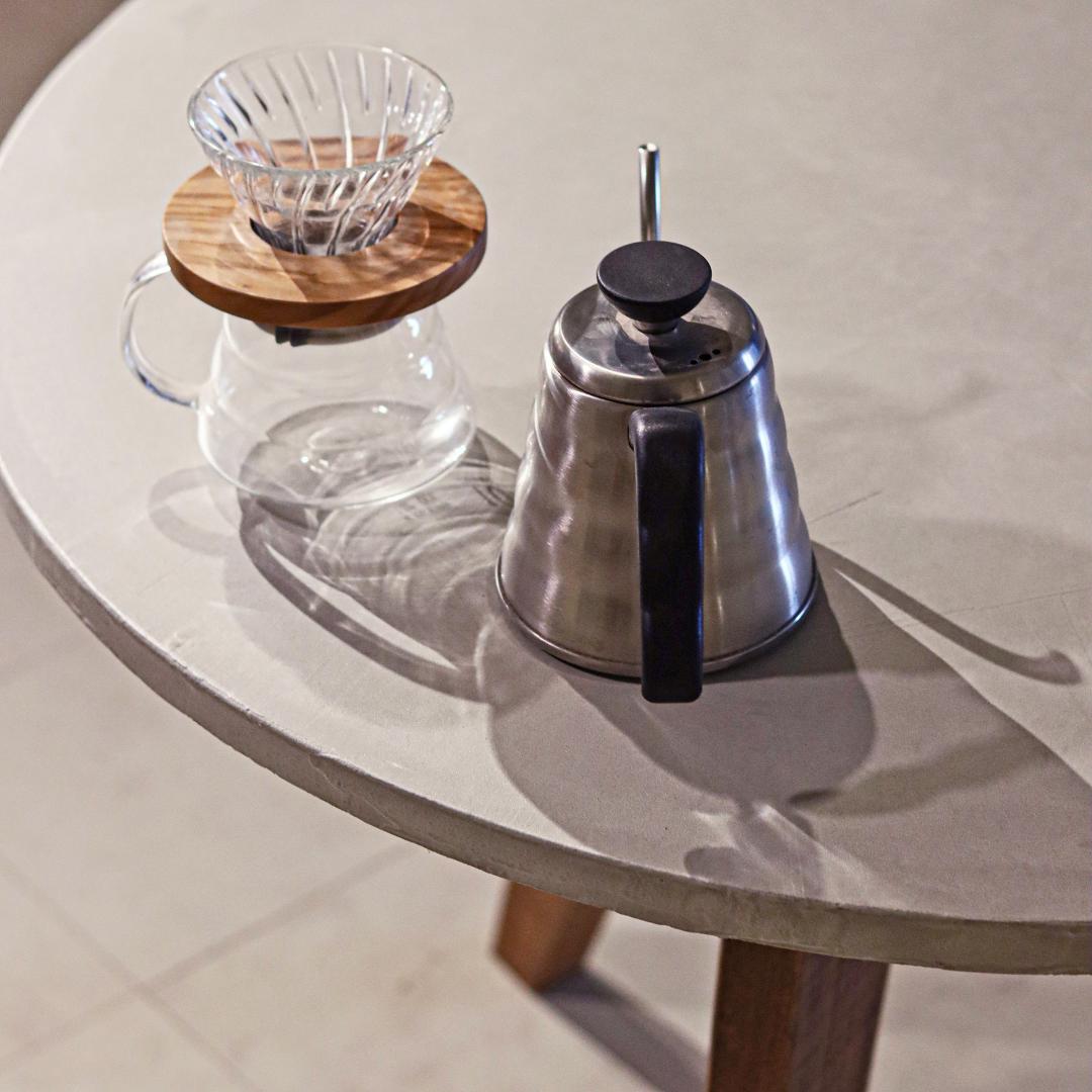 円形｜ラウンドテーブル｜オフホワイト｜薄塗りモルタル｜ダイニングテーブル