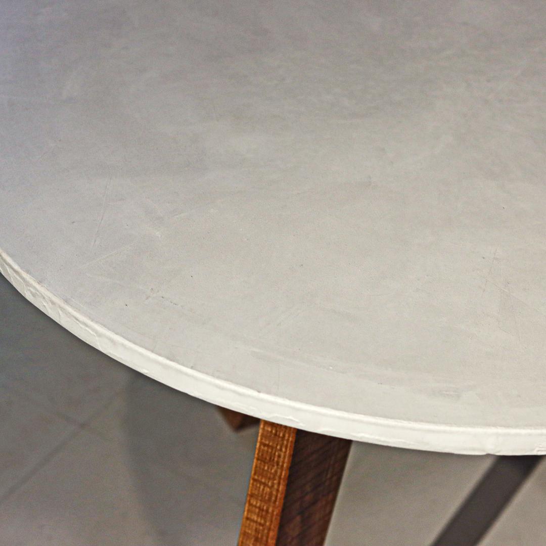 円形｜ラウンドテーブル｜オフホワイト｜薄塗りモルタル｜ダイニングテーブル