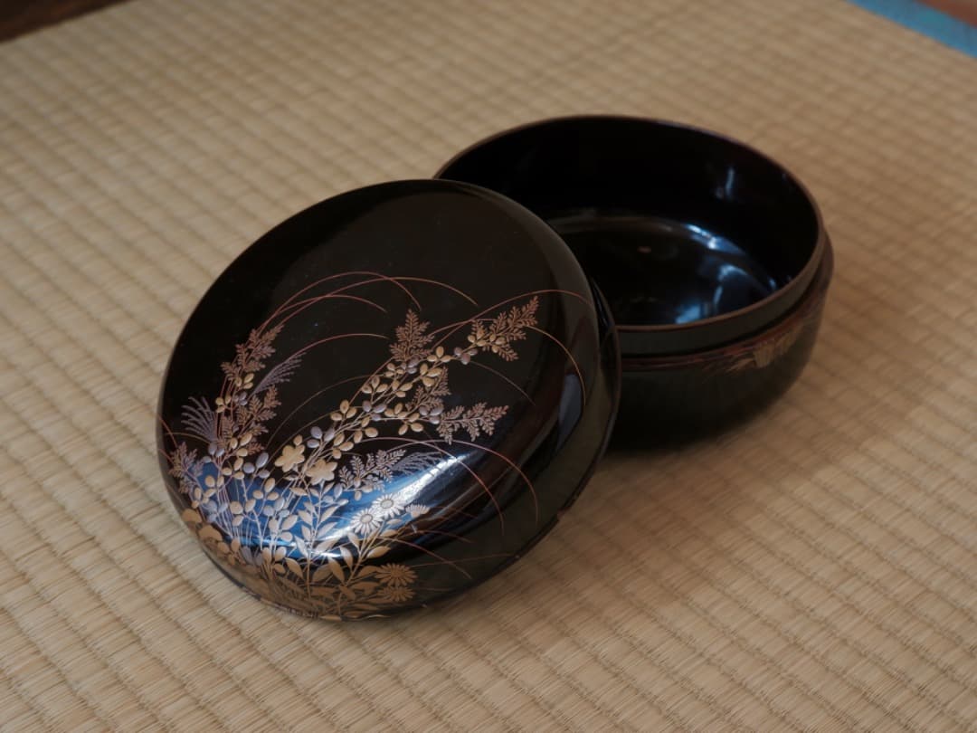 秋草蒔絵　菓子器　蓋物　食籠　漆工芸　置物　箱付　古道具　Q2005