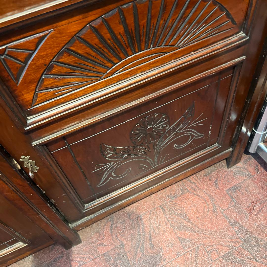 お値段大幅にお下げしましたイギリスアンティークカップボード（100年