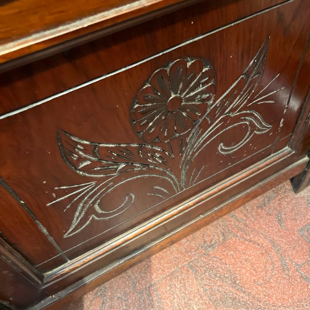 お値段大幅にお下げしましたイギリスアンティークカップボード（100年