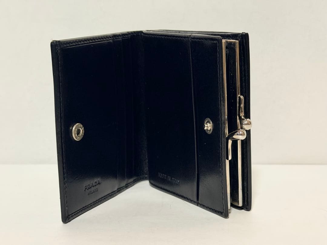 PRADA ブラック 二つ折り財布　がま口　小さい　黒　シンプル　レザー