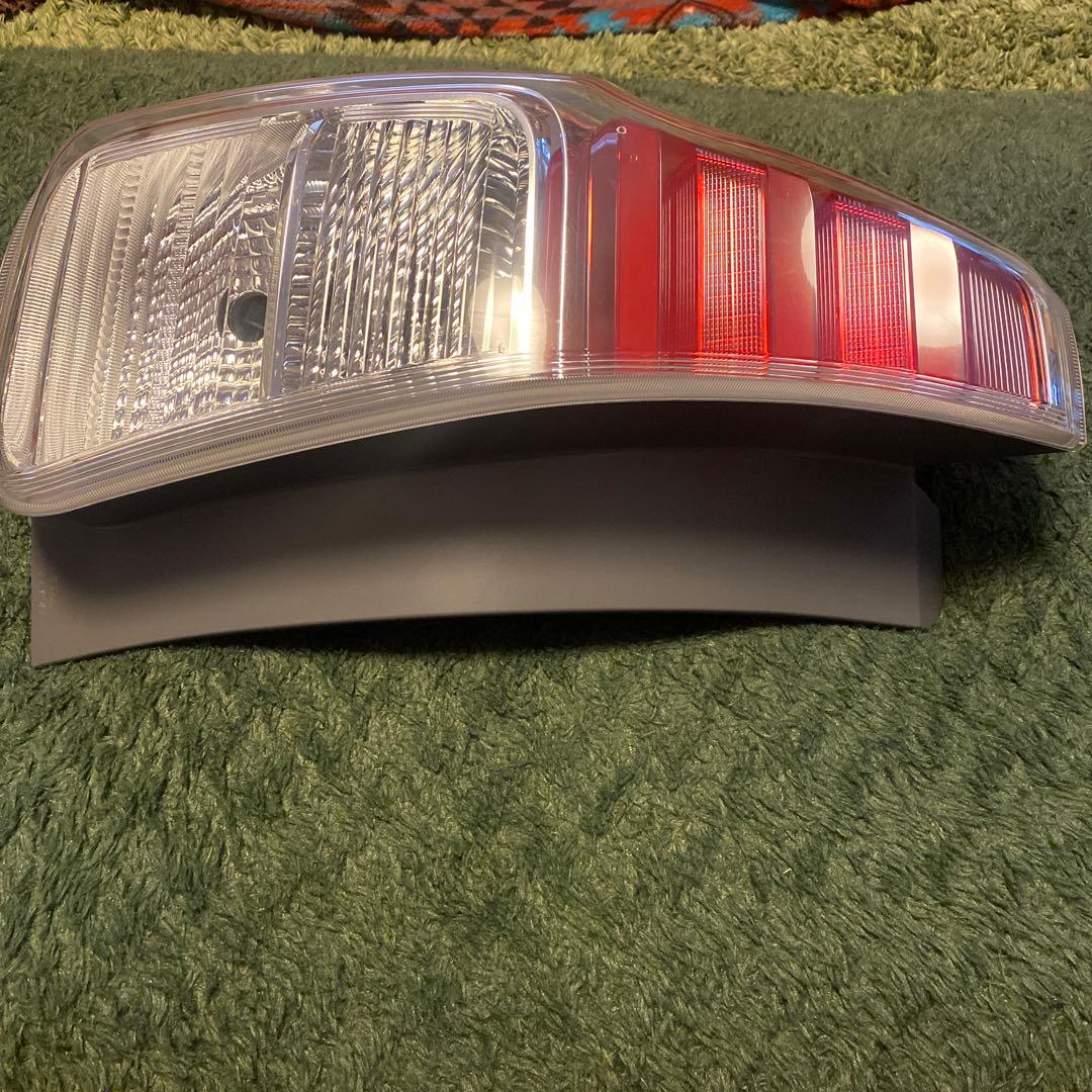 プリウスα 後期純正左テールランプ