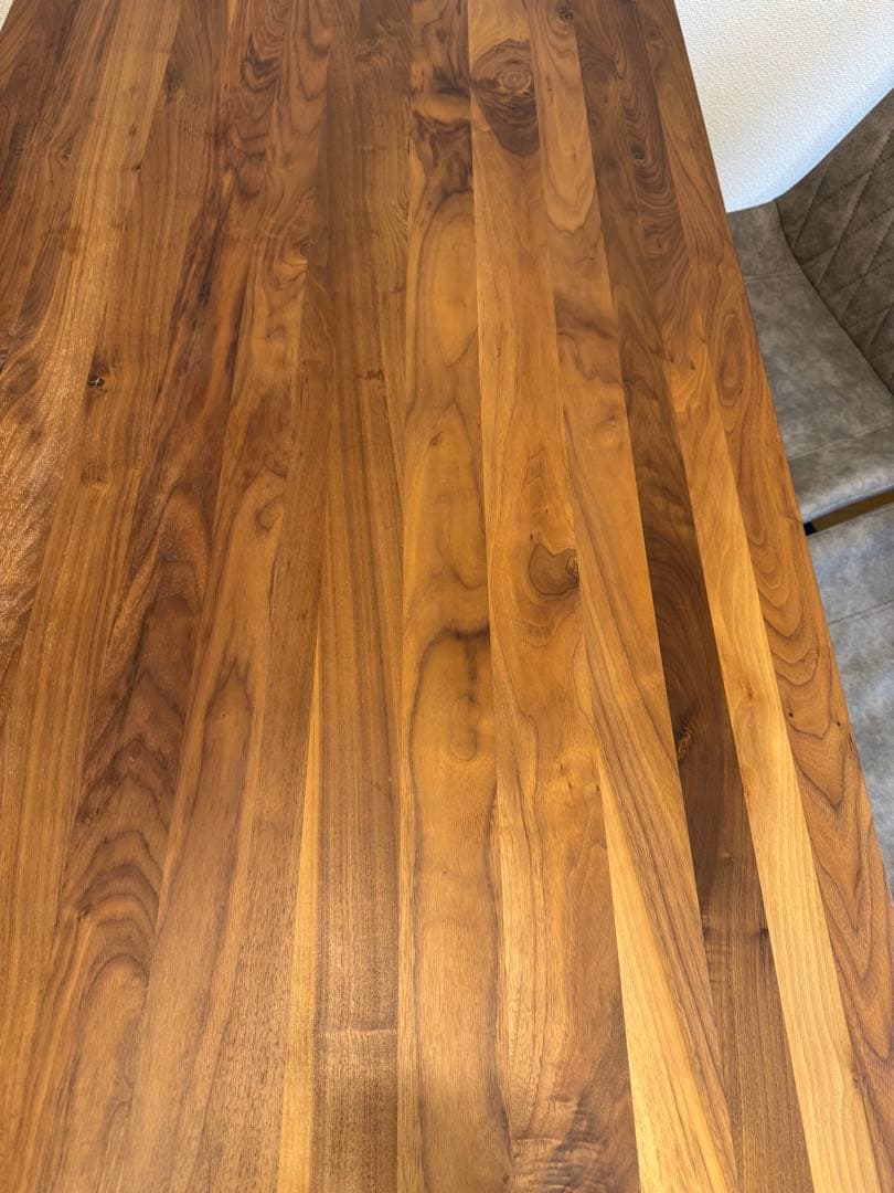 ブラウン木製ダイニングテーブルとチェアセット